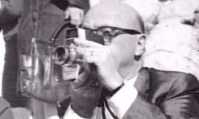 Abraham Zapruder mentre filma l'assassinio di J.F. Kennedy